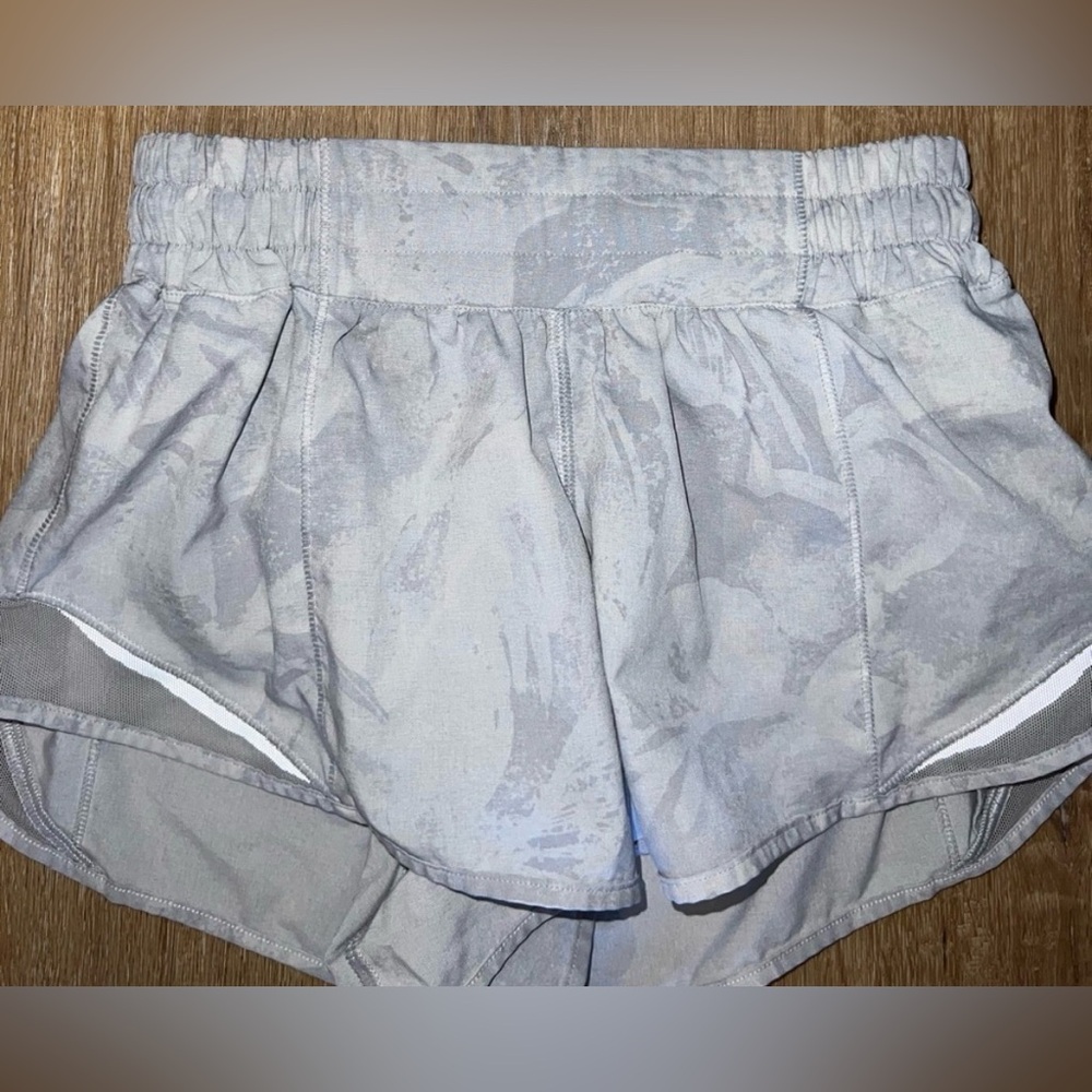 Lululemon Hotty Hot Shorts size 2 - Picture 3 of 8